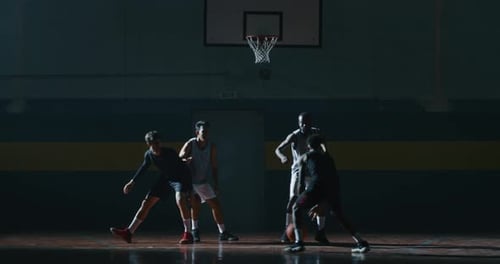 Filmmusik Zeitlupenaufnahme junger männlicher Profispieler, die ein Basketball-Workout üben