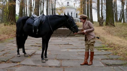 Cavalière et étalon de race noire dans un jardin, style vintage, équitation au XIXe siècle