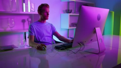 Konzentrierter Spieler, der Videospiele spielt. Kreativer Architekt realisiert Projekt in Neonlichtern