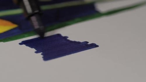 Markierstift zum Zeichnen abstrakter Linien und Muster auf Papier im Kreativstudio
