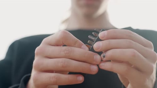 Sorgfältige Handauswahl der Schraubendreher-Bits Minimalistische Werkstattszene mit akribischer Fingerspitze