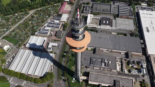 torre de televisión en Rozzano, Milán, Italia. Comunicaciones de televisión y teléfono. Señal, 5G, Internet 4G.