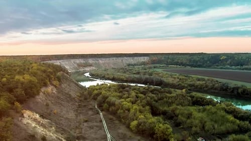 Ein Tag auf dem Land: Den rustikalen Charme ländlicher Landschaften von oben einfangen