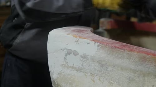 Limpiar un bote de fibra de vidrio lijado con acetona