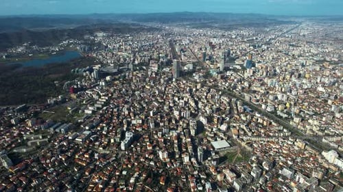 Vista panorámica completa de Tirana: captura el paisaje urbano de la ciudad desde arriba y revela su universidad
