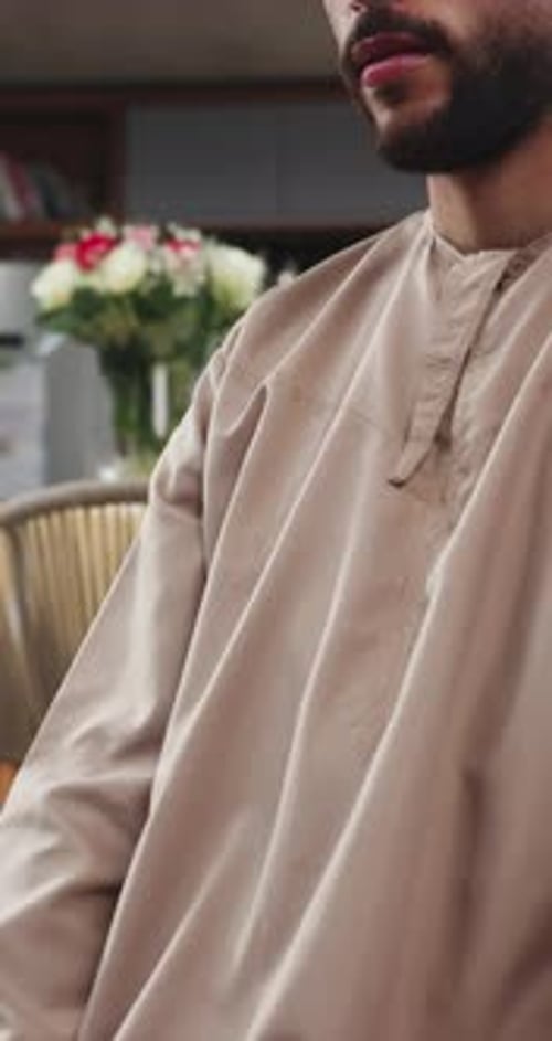 Der Islam, der Mensch und das Gebet mit Salah für Gottesdienst, Glauben oder spirituelle Verbindung mit Allah zu Hause