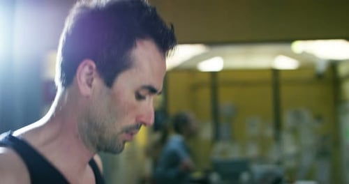 junger netter Mann mit grünen Augen beim Sport im Fitnessstudio. Leidenschaft für Sportkonzept und Gesundheitswesen