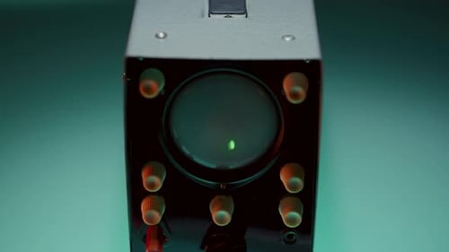 Point vert se transformant en forme d'onde fluctuante sur l'écran de l'oscilloscope