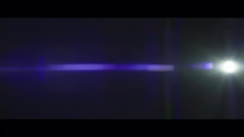 Colleción Panorama de Lucent: Un destello de lente azul que se mueve de lado derecho a lado izquierdo sobre una b negra