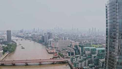 Vista aérea de Londres con arquitecturas urbanas y lugares famosos como el Tower Bridge y el London Eye