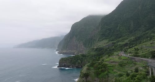 Playa y acantilados de Seixal en Madeira, Portugal
