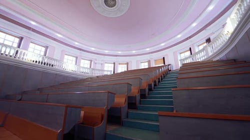 Sala educativa sin nadie. Auditorio vacío con escritorios de madera. Sala de reuniones grande y moderna