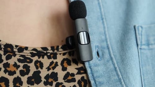 Femme avec micro cravate sur sa chemise, gros plan