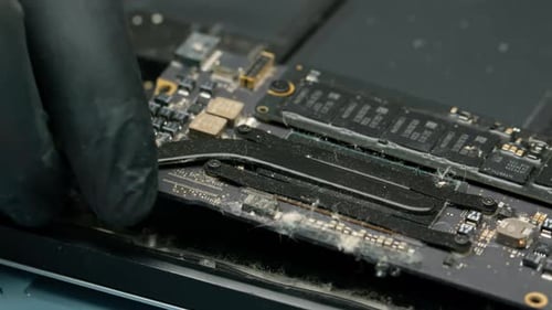 Techniker oder Ingenieur repariert oder ersetzt neue Teile von defekten und beschädigten Laptops und Tablets