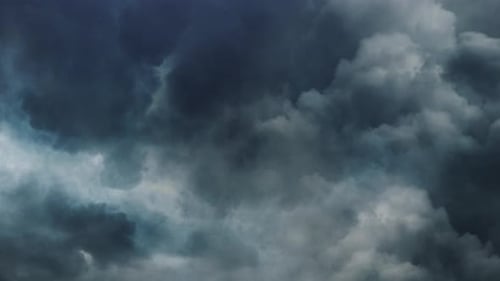 Zeitraffer, Flug durch ein Gewitter und Blitze in Columnibuswolken am Himmel.