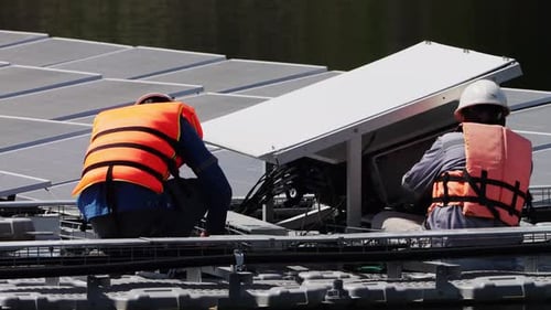 Schwimmendes Solarpanel auf dem Teich. Lokale Techniker arbeiten an schwimmenden Solarmodulen.