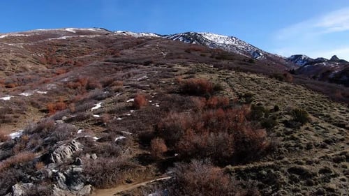 BELLES IMAGES D'UN DRONE GRAVISSANT UNE COLLINE DANS LES MONTAGNES DE DRAPER, EN UTAH