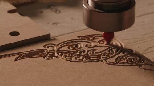 Geometrisches Muster auf Holzplatte mit kleinem Bohrer in der Holzwerkstatt schnitzen, Makroansicht