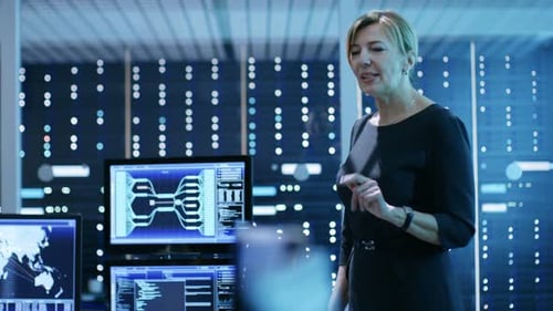 Una supervisora que sostiene un portapapeles dirige una sesión informativa para sus empleados en Government Surveillance