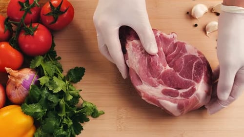 Man Cut Meat Steak Rind Schweinehals Kochen Koch Metzger Der Koch schneidet das Fleisch zum Kochen Hals