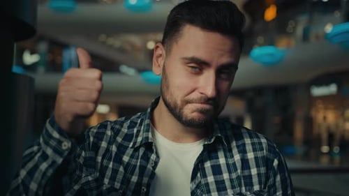 Hispanischer Kaukasier, glückliches männliches Gesicht, erfolgreicher Geschäftsmann, junger Mann, macht Daumen hoch