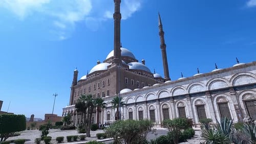 La grande mosquée de Muhammad Ali Pacha dans la citadelle du Caire en Égypte. Prise de vue large