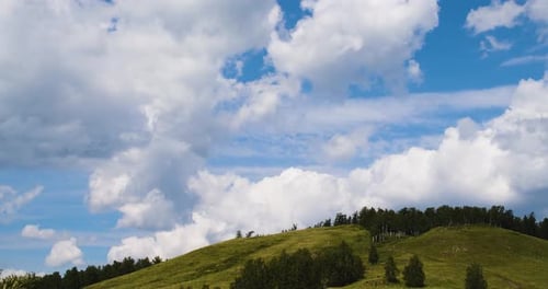 Wolken am blauen Himmel über hügeligem Gelände erzeugen