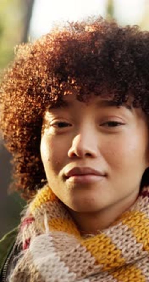 Visage, femme et sourire lors d'une randonnée en forêt pour prendre l'air, explorer et partir à l'aventure en vacances ou en voyage