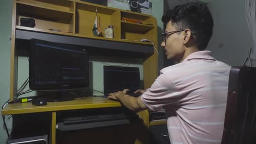 Cineasta editando en su escritorio