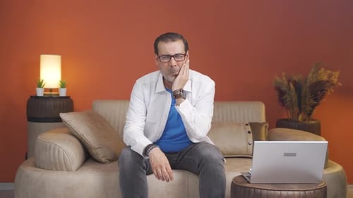 Un homme qui a mal aux dents.