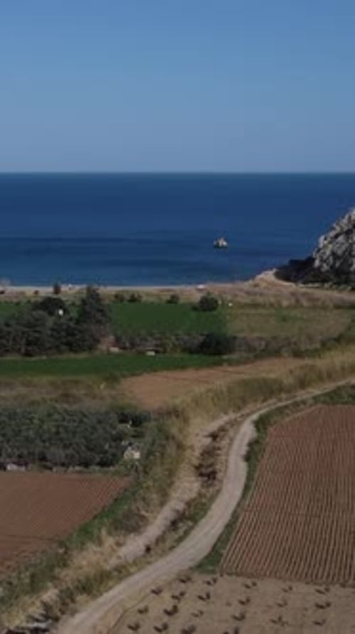 Terre verte qui s'ouvre sur la mer