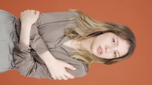 Vidéo verticale d'une jeune femme froide et tremblante.