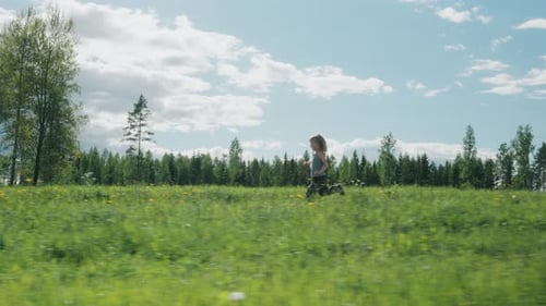 Imagem de rastreamento de perfil de criança correndo ao longo de uma estrada rural entre campos exuberantes