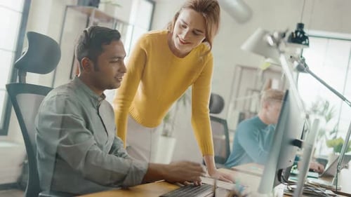 Hübscher indischer Profi sitzt an seinem Schreibtisch und arbeitet am Laptop, Young Beautiful Team L