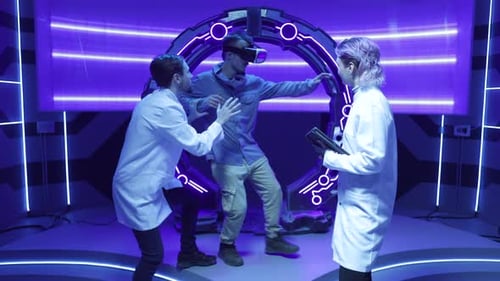 Professionelle VR-Ingenieure, die moderne Computertechnologien verwenden