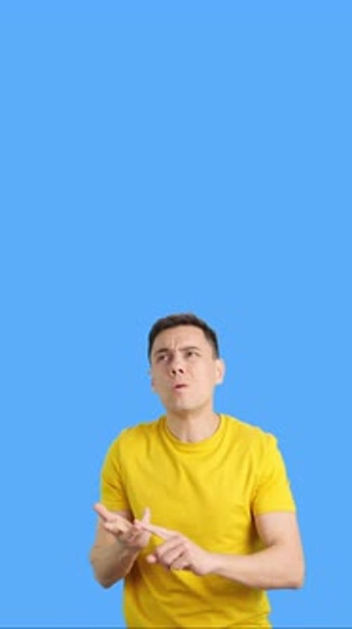 Ein Mann erscheint und zählt auf Finger
