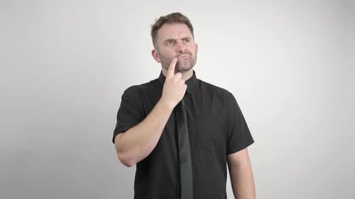 Mann im schwarzen Hemd hat eine Idee auf weißem Hintergrund