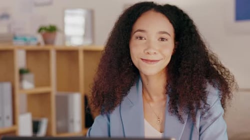 Femme d'affaires, ordinateur portable ou motivation dans le marketing numérique, marque, startup créative