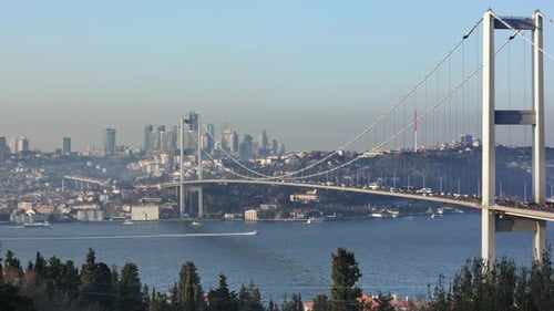 Brücke über den Bosporus in Istanbul mit Blick auf die Stadt mit Wolkenkratzern