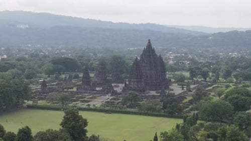 Vue aérienne du magnifique temple de Prambanan, mystérieusement brumeux. Un site classé au patrimoine mondial de l'UNESCO