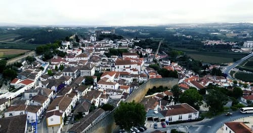 Vue par drone des murs et de l'église d'un petit village médiéval pittoresque, Óbidos (Portugal)