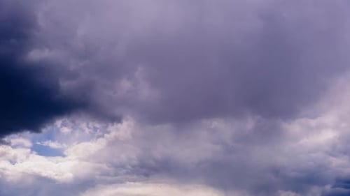 Regenwolken bewegen sich im Zeitraffer am Himmel