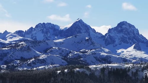 Station de ski et de snowboard de Hemlocks, Mammoth Mountain, hiver, ciel bleu ensoleillé, après-midi, Drone aérien, Cali