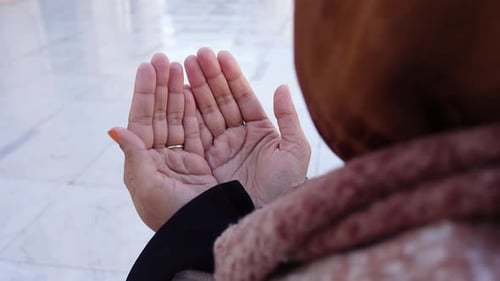 Junge muslimische Frau betet in der Moschee