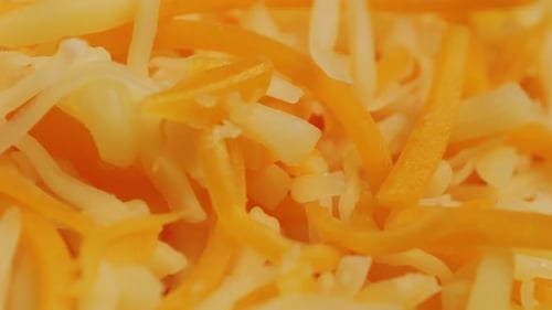 Einige verschiedene Arten von geriebenem Käse auf dem Teller Nahaufnahme Macro Chef Reibekäse Mozzarella Cheddar