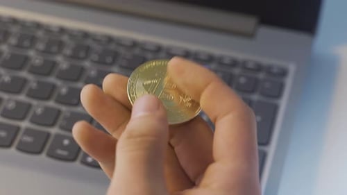 Gros plan de mains tenant des bitcoins.