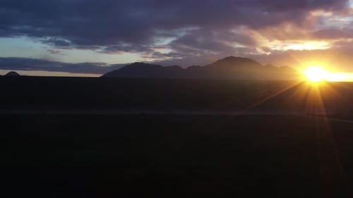 El Zumbido se eleva desde debajo de la presa para revelar el sol que brilla en el lago