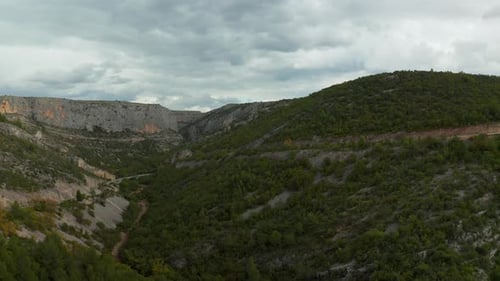 Luftaufnahmen zeigen die kroatischen Berge