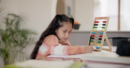 Niña, niño y escritura en un libro con ábaco para la educación, el aprendizaje o los deberes de matemáticas en casa