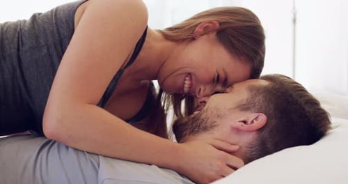 4k-Videomaterial eines glücklichen jungen Paares, das zu Hause einen liebevollen Moment im Bett teilt